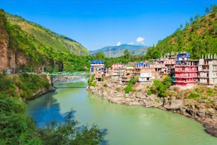 Luhri 마을의 Sutlej 강과 히말라야 산맥, 인도의 히마찰프라데시 주