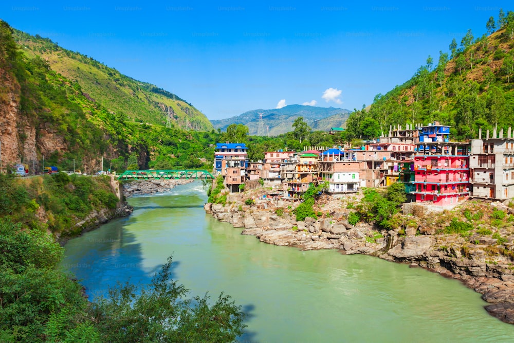 Rio Sutlej na aldeia de Luhri e montanhas do Himalaia, estado de Himachal Pradesh na Índia