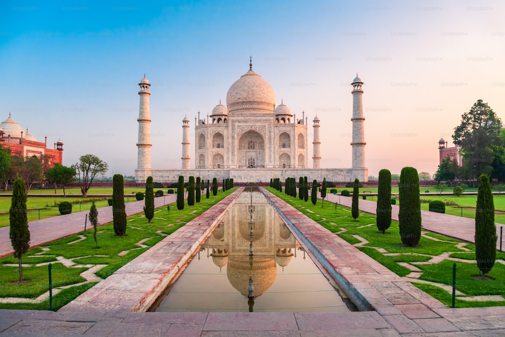 El Taj Mahal es un mausoleo de mármol blanco en la orilla del río Yamuna en la ciudad de Agra, estado de Uttar Pradesh, India