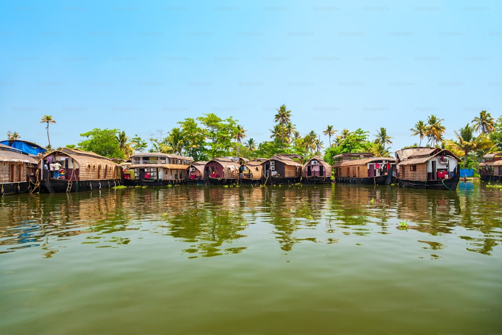 Ein Hausboot, das in den Backwaters von Alappuzha im indischen Bundesstaat Kerala segelt