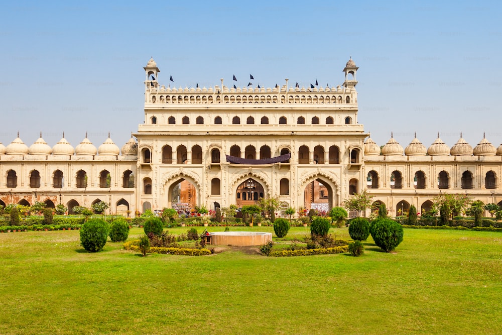 バライマンバラは、インドのウッタルプラデーシュ州ラクナウにある複合施設です。アサフィ・イマンバラとも呼ばれます。
