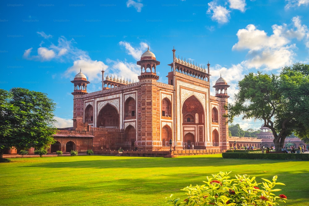 La grande porta del Taj Mahal ad Agra, in India