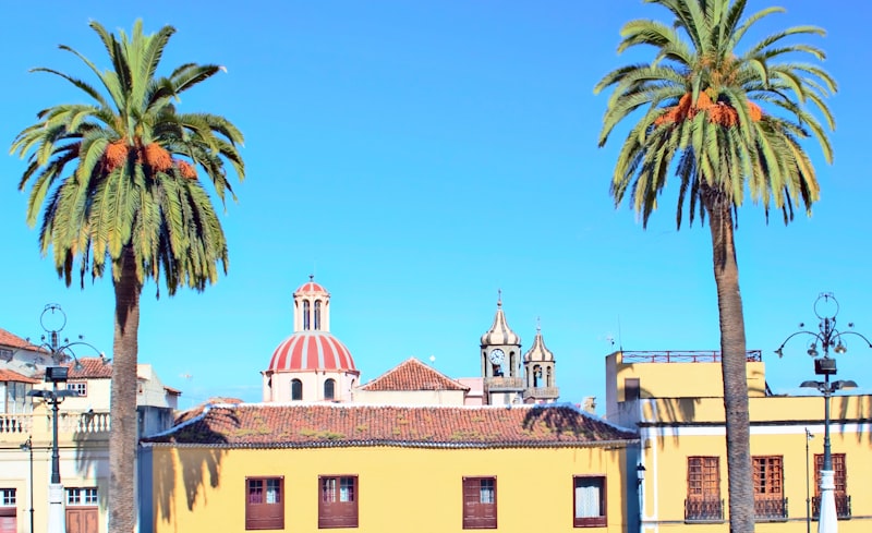 Cúpula de la iglesia de La Concepción en la localidad española de La Orotava en un día soleado