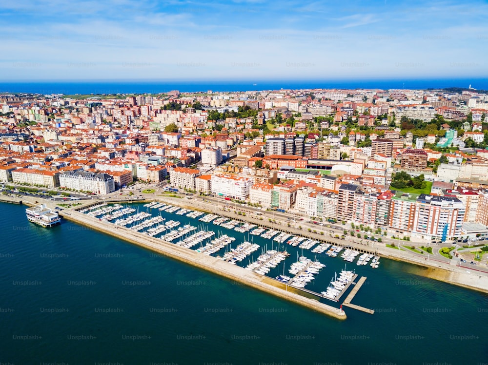 Vista panoramica aerea della città di Santander. Santander è la capitale della regione della Cantabria in Spagna