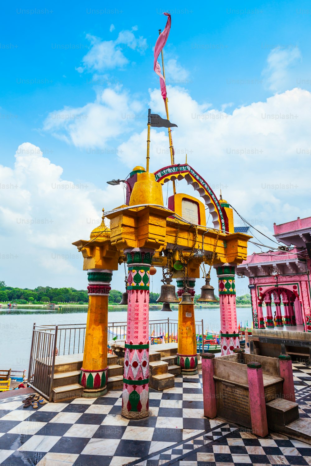Shri Dwarkadheesh oder Dwarkadhish Ji Maharaj Tempel ist ein Hindu-Tempel in der Nähe des Vishram Ghat des Yamuna-Flusses in der Stadt Mathura in Indien