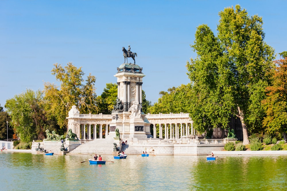 Monumento a Alfonso XII en el Parque del Buen Retiro, uno de los parques más grandes de la ciudad de Madrid, España. Madrid es la capital de España.