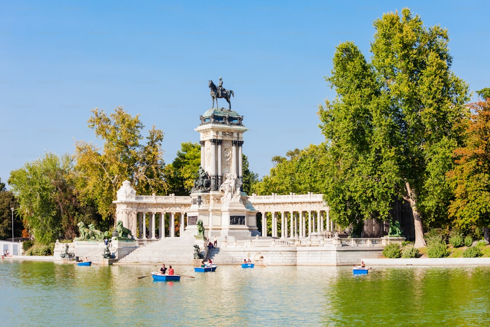 スペインのマドリード市で最大の公園の1つであるブエンレティーロ公園にあるアルフォンソXIIの記念碑。マドリードはスペインの首都です。