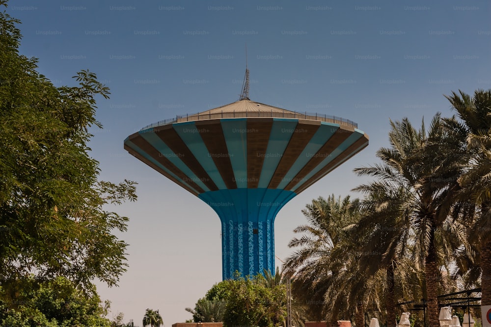 Uma das características de identificação e marcos importantes da cidade, a Torre de Água de Riade na Rua Wazir foi construída em 1971 com uma capacidade de enchimento de 12.000 metros cúbicos