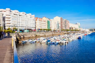 Iates e barcos na Baía de Santander na cidade de Santander, capital da região da Cantábria na Espanha