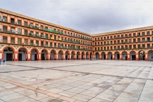 Blick auf den berühmten Corredera-Platz, Plaza de la Corredera in Córdoba, Spanien. XVII. Jahrhundert. Die Plaza de la Corredera ist ein rechteckiger Platz - einer der größten Plätze Andalusiens.