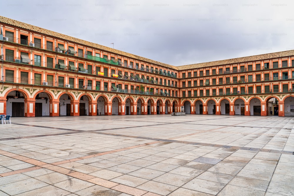 스페인 코르도바의 유명한 코레데라 광장, 코레데라 광장의 전망. XVII 세기. Plaza de la Corredera는 안달루시아에서 가장 큰 광장 중 하나 인 직사각형 광장입니다.
