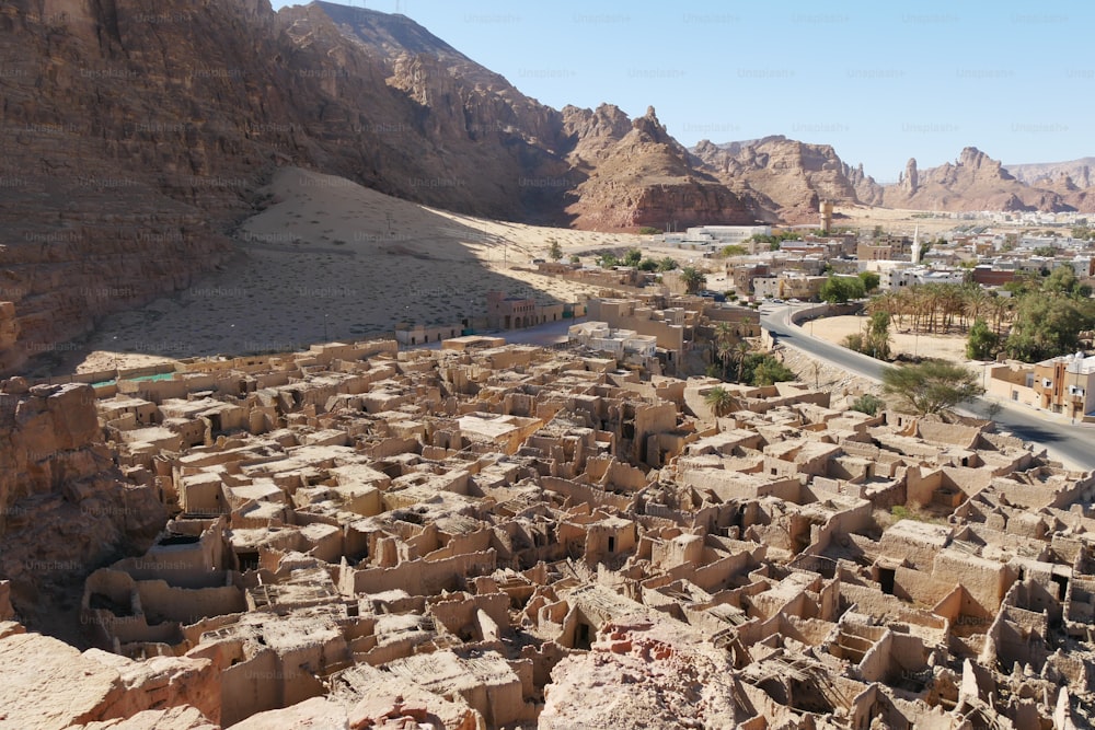 아드-디라(Ad-Deerah)라고도 알려진 알-울라 헤리티지 빌리지(Al-Ula Heritage Village)는 약 8세기 전에 오아시스 사람들이 이주하여 20세기까지 거주했던 아라비아 전통 마을입니다. 우기에 발생할 수 있는 홍수를 방지하기 위해 계곡의 더 높은 부분에 지어졌습니다.