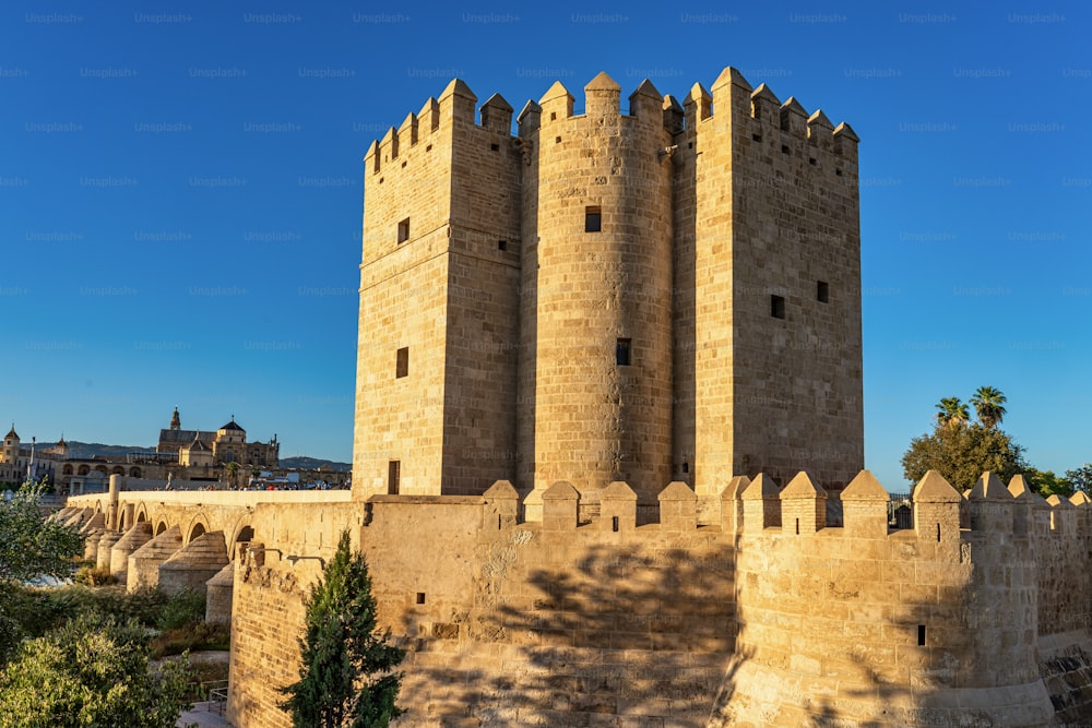 Torre de la Calahorra, Torre de la Calahorra en Córdoba, España. Una puerta fortificada construida a finales del siglo XII por los almohades para proteger el cercano Puente Romano en el centro histórico de Córdoba, Andalucía, España.