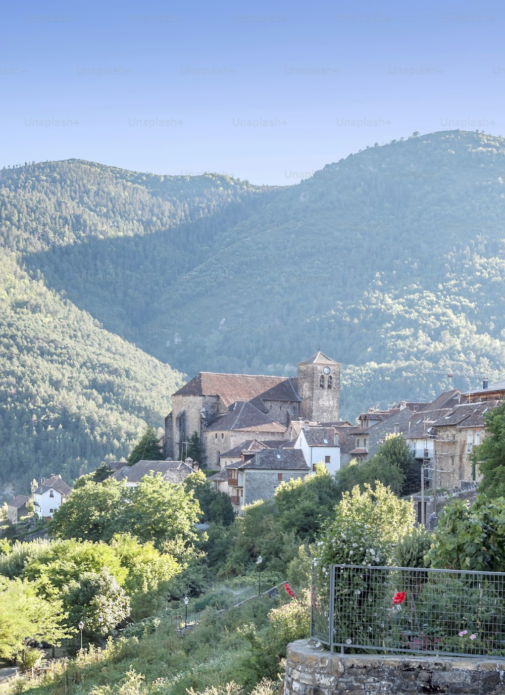 Villaggio di Anso tra le montagne dei Pirenei in una giornata di sole