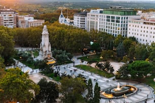 Vista aérea da movimentada Plaza España de Madri ao entardecer.