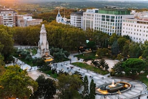 Luftaufnahme der belebten Plaza España in Madrid in der Abenddämmerung.