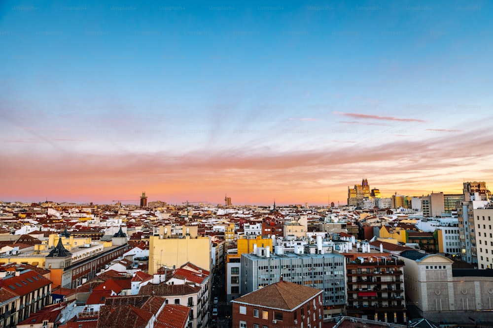 Veduta aerea dello skyline di Madrid al crepuscolo, con l'edificio Telefónica da riconoscere sullo sfondo.