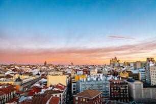 Vue aérienne de la ligne d’horizon de Madrid au crépuscule, avec le bâtiment Telefónica à reconnaître en arrière-plan.
