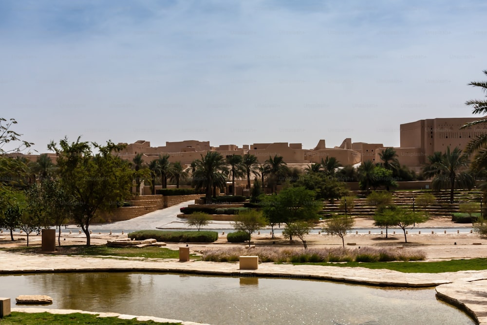 Las ruinas de la antigua ciudad de Diriyah se encontraban a ambos lados del estrecho valle conocido como Wadi Hanifa, que continúa hacia el sur a través de Riad y más allá. Las ruinas, que consisten casi en su totalidad en estructuras de adobe, se dividen en tres distritos, Ghussaibah, Al-Mulaybeed y Turaif, situados en la cima de las colinas que dominan el valle.