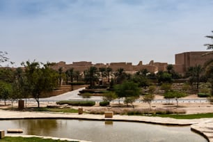 As ru�ínas da antiga cidade de Diriyah estavam em ambos os lados do estreito vale conhecido como Wadi Hanifa, que continua para o sul através de Riad e além. Consistindo quase inteiramente de estruturas de tijolos de barro, as ruínas são divididas em três distritos, Ghussaibah, Al-Mulaybeed e Turaif, situados no topo de colinas com vista para o vale.