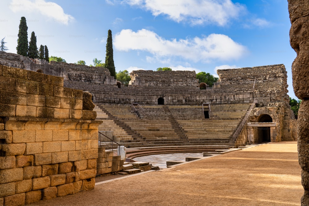 메리다의 로마 원형 극장, 스페인 엑스트레마두라의 아우구스타 에메리타. 로마 도시 - 사원, 극장, 기념물, 조각품 및 경기장