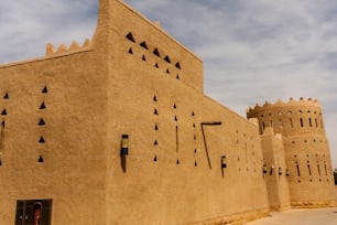 Um exemplo da arquitetura moderna no estilo árabe tradicional comum na Arábia Saudita.