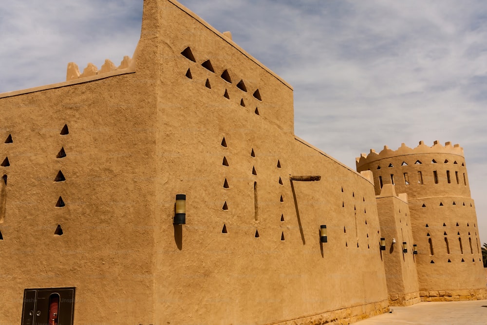 サウジアラビアで一般的な伝統的なアラビア様式の近代建築の例。