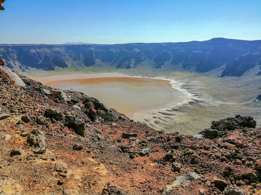 Um lago no leito da caldeira da cratera Al Wahbah