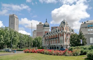 Fassaden von neoklassizistischen Gebäuden in Madrid, der Hauptstadt Spaniens