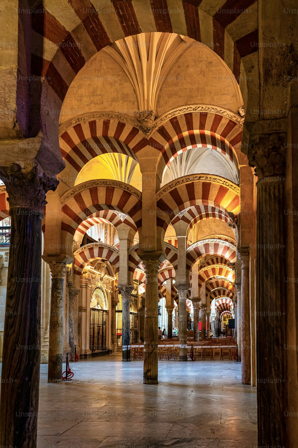 스페인 안달루시아의 코르도바에 있는 메스키타 대성당 또는 그레이트 모스크 내부의 무어 건축물