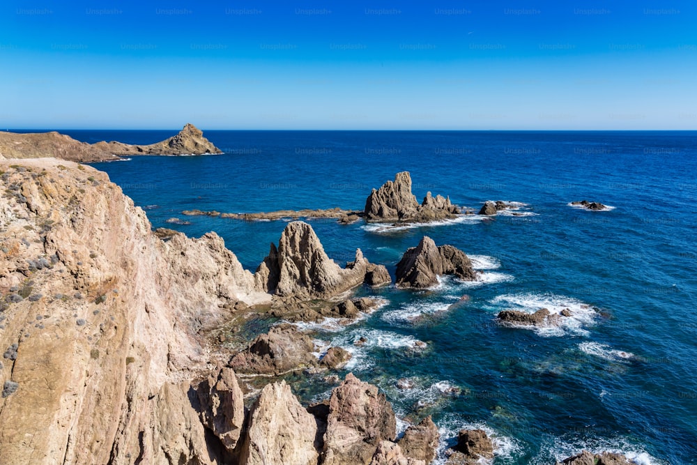 カボデガタニハル公園の岩の多い海岸、アルメリア、スペイン。アンダルシア最大の保護地域。