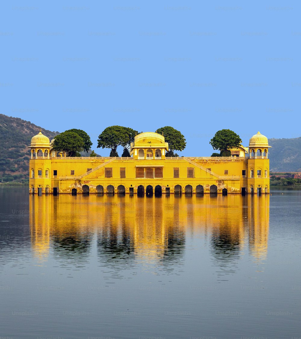 Wasserpalast (Jal Mahal) im Man Sagar See. Jaipur, Rajasthan, Indien. 18. Jahrhundert. Der Palast Dzhal-Mahal