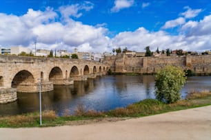 Puente Romano, a ponte romana em Mérida, Extremadura, Espanha. É a mais longa ponte romana sobrevivente, sobre o rio Guadiana, em Mérida. Ao fundo vemos a Alcazaba.