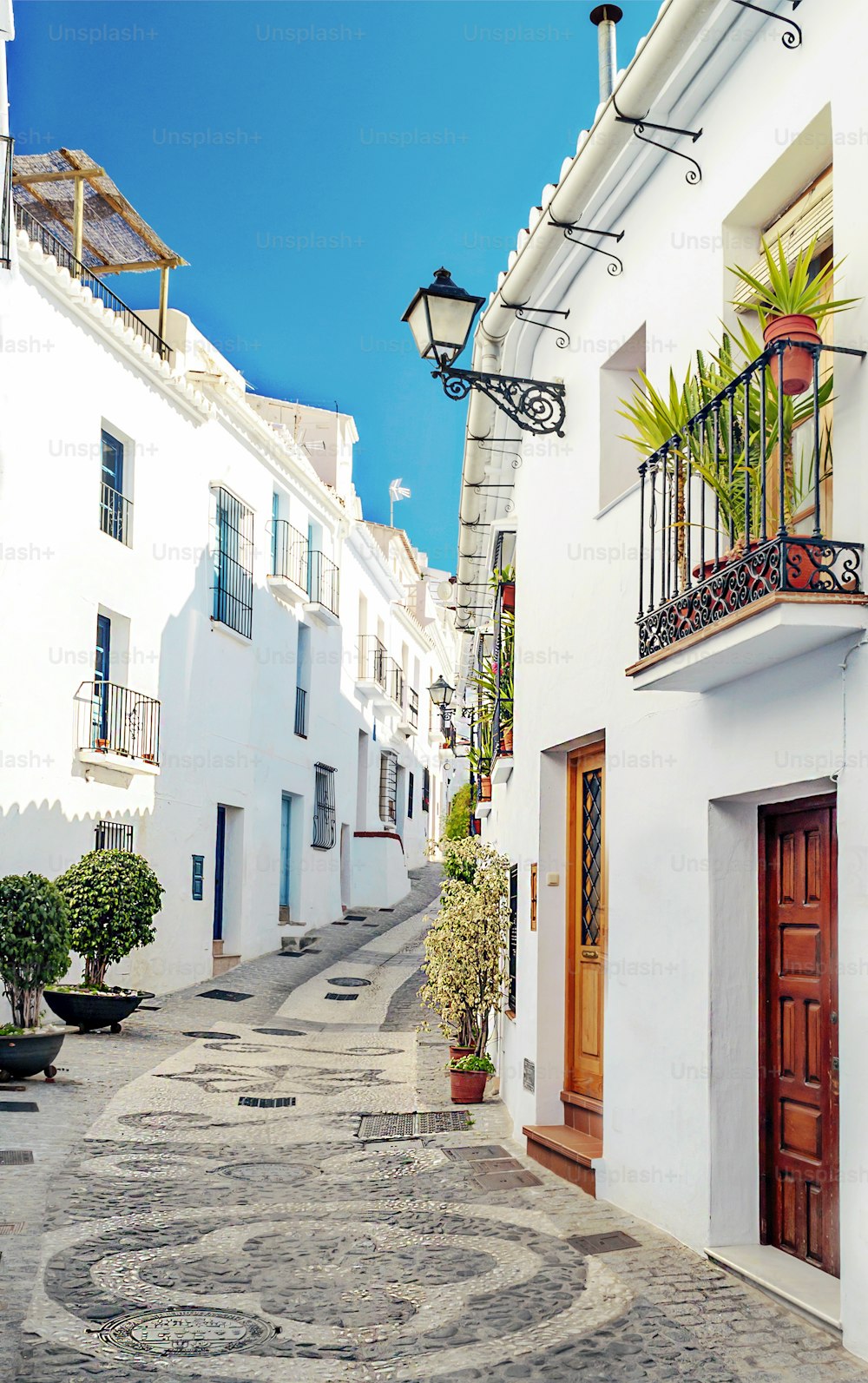 Straße mit weißen Mauern in einem Dorf in Andalusien namens Frigiliana