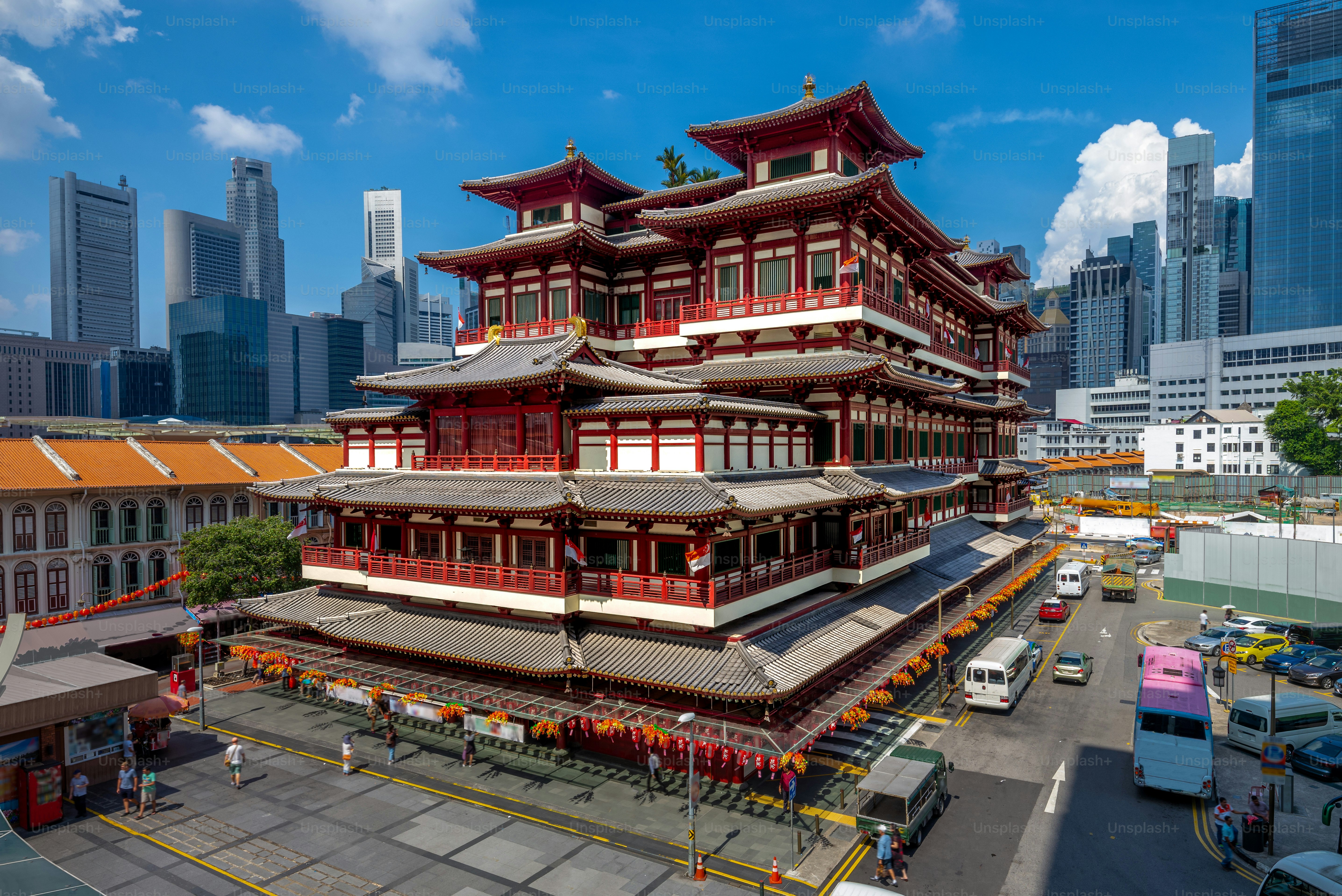 buddha tooth temple in chinatown, sinagapore