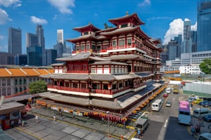 buddha tooth temple in chinatown, sinagapore