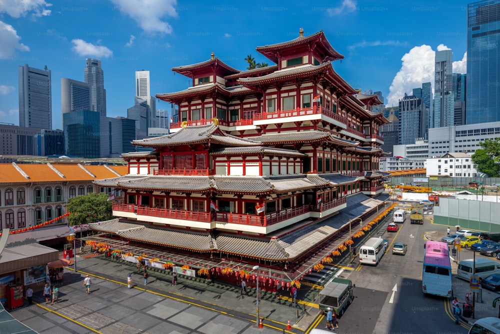 buddha tooth temple in chinatown, sinagapore
