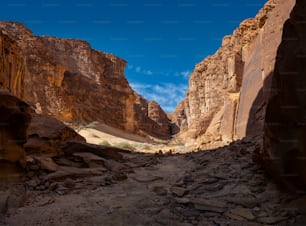 Mada’in Saleh, également connu sous le nom d’Al-Ḥijr ou « Hégra », est un site archéologique situé dans la région d’Al-'Ula dans la région d’Al Madinah dans le Hedjaz, à l’ouest de l’Arabie saoudite. La majorité des tombes restantes datent du royaume nabatéen. Le site constitue la colonie la plus méridionale et la plus grande du royaume après la capitale Petra.