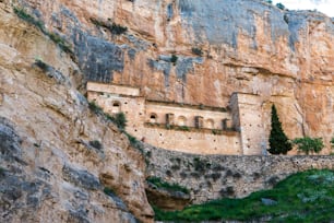 Heiligtum der Jungfrau von Jaraba, ein Tempel aus dem XVIII. Jahrhundert, der zwischen den Felsen in der Hoz Seca-Schlucht in Aragonien, Spanien, erbaut wurde.