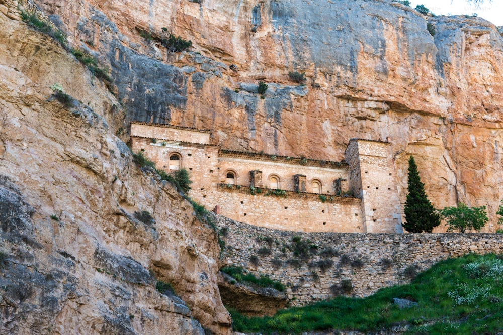 스페인 아라곤 (Aragon)의 호즈 세카 (Hoz Seca) 계곡에있는 바위 사이에 지어진 XVIII 세기 사원 인 자라바 성모 성역.