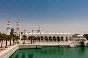 La Mezquita es el centro espiritual de la comunidad KAUST. Está construida en mármol blanco. El espacio del patio alrededor de la mezquita ofrece un lugar de reunión comunal.