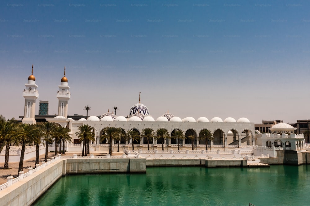 La mosquée est le centre spirituel de la communauté KAUST. Il est construit en marbre blanc. L’espace de la cour autour de la mosquée offre un lieu de rassemblement communautaire.
