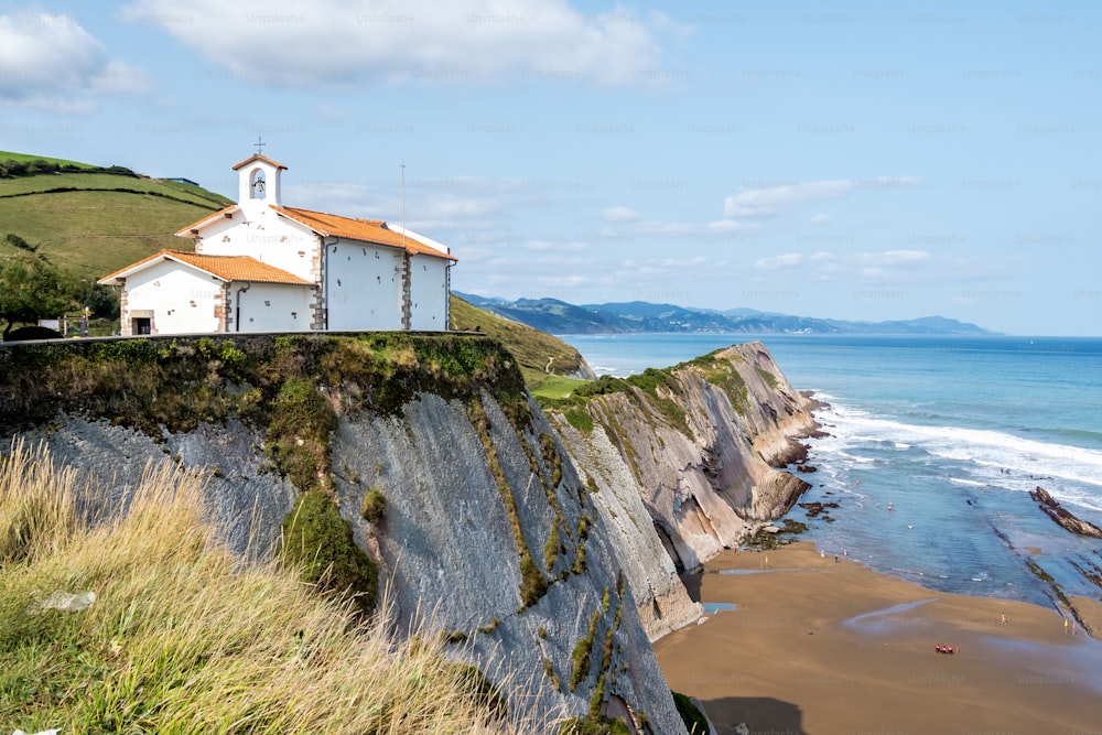 Le Flysch d’Itzurum à Zumaia - Pays Basque. Le flysch est une séquence de couches de roches sédimentaires qui progressent des dépôts d’eau profonde et d’écoulement de turbidité vers les schistes et les grès d’eau peu profonde.