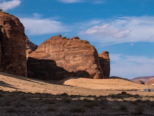 Al-ʿUla était la capitale des anciens Lihyanites (Dédanites). Jabal Ikmah contient des centaines d’inscriptions gravées agissant comme une bibliothèque ouverte pour les cultures Lihyanique et Dadanitique. La ville fortifiée d’Al-'Ula regorge de maisons en briques crues et en pierre.