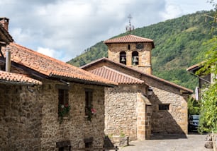 Bárcena Mayor, valle de Cabuérniga, con casas típicas de piedra es uno de los pueblos rurales más bonitos de Cantabria, España.