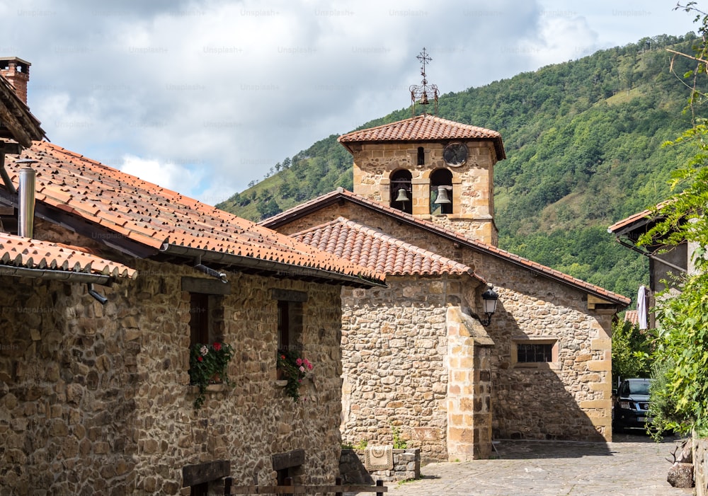 Barcena Mayor, vale de Cabuerniga, com casas de pedra típicas é uma das mais belas aldeias rurais da Cantábria, Espanha.