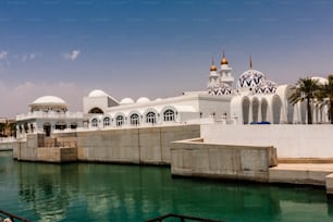 La Mezquita es el centro espiritual de la comunidad KAUST. Está construida en mármol blanco. El espacio del patio alrededor de la mezquita ofrece un lugar de reunión comunal.