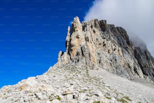 Fuente De nelle montagne di Picos de Europa, Cantabria, Spagna. Nel cuore dei Picos de Europa, troviamo paesaggi impressionanti di valli e prati verdi, montagne rocciose e bestiame al pascolo.