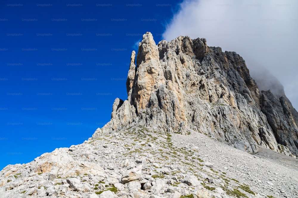 Fuente De nas montanhas de Picos de Europa, Cantábria, Espanha. No coração dos Picos de Europa, encontramos paisagens impressionantes de vales e prados verdes, montanhas rochosas e gado pastando.