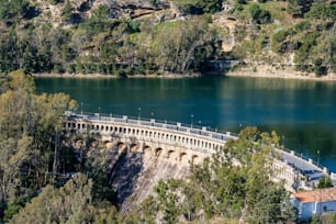 Viadotto sul bacino idrico Embalse del Conde de Guadalhorce vicino ad Ardales, Andalusia, Spagna, Europa, Parque Natural de Ardales